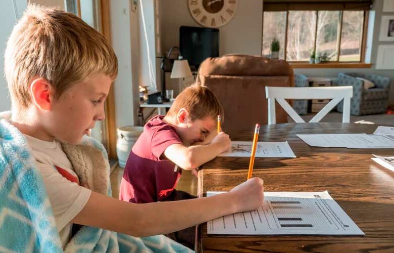 Padres, alumnos y docentes enfrentan los retos de adaptarse a la educación en línea