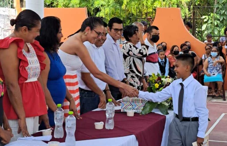 FUNDACIÓN TANNOS & CHÁVEZ PRESENTE EN LA CLAUSURA DE LA PRIMARIA ANTONIO CASO