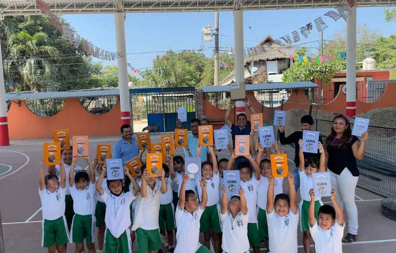 Entrega de libros en la Escuela Primaria Antonio Caso, Bajos de Chila