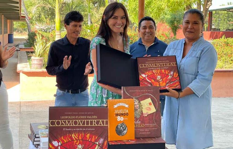Entrega de libros a la Escuela Secundaria Técnica #122 en Bajos de Chila