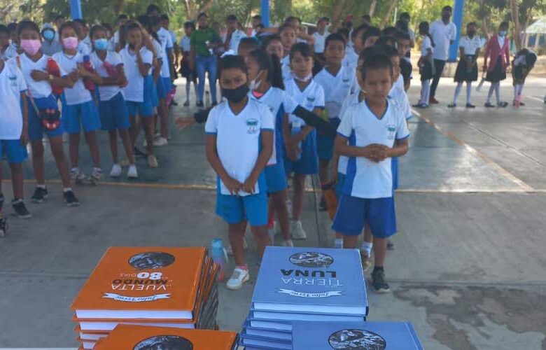Donación de libros en la Escuela Primaria Vicente Guerrero, Sta. Ma. Tonameca
