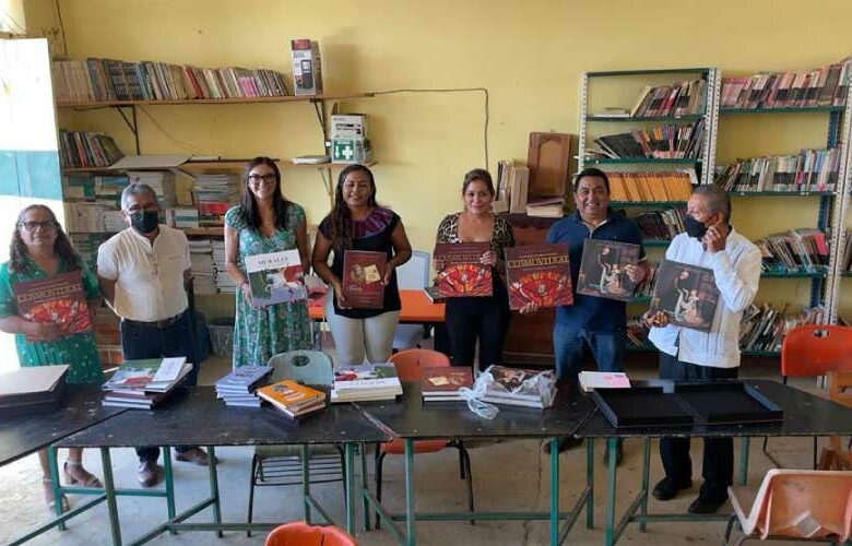 Entrega de libros en Secundaria Técnica No. 10 de Puerto Escondido