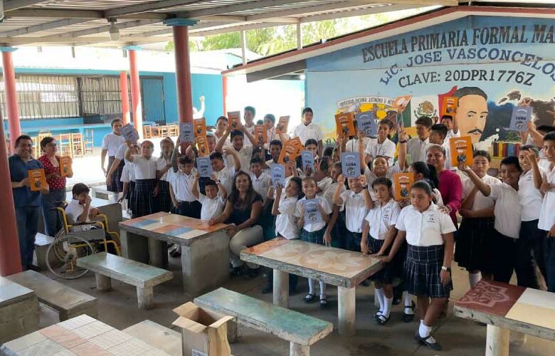 Entrega de material para la biblioteca de la Escuela Primaria José Vasconcelos