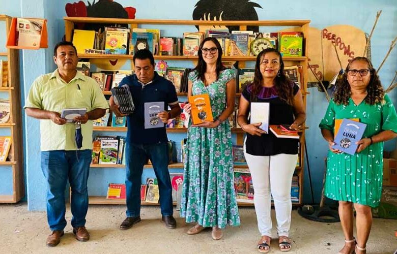 Entrega de libros en Escuela Primaria Vicente Guerrero, Puerto Escondido