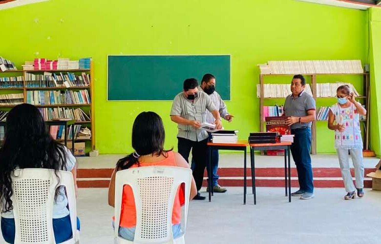 Donación de libros en la Escuela Secundaria General de la agencia La Reforma, en San Pedro Mixtepec