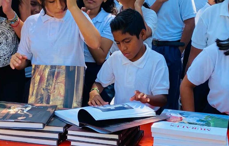 Entrega de libros en la Secundaria Lucio Cabañas, San Miguel, Puerto Escondido