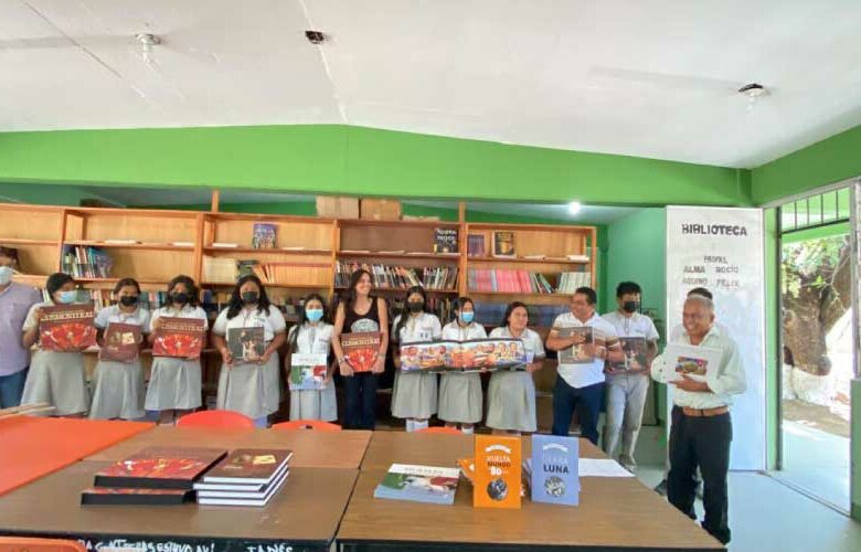 Entrega de libros en Escuela Secundaria Técnica No. 102 de San Pedro Mixtepec