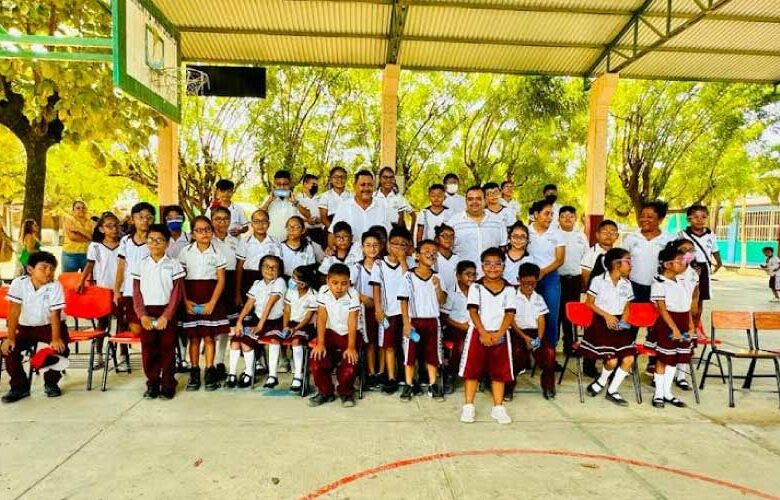 Niños de escuelas primarias de Río Grande se benefician con lentes