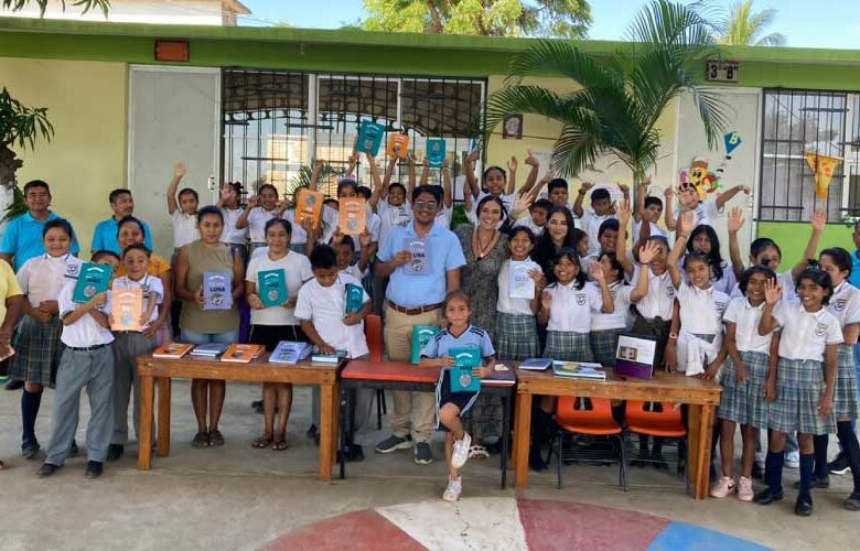 Entrega de libros en la Barra de Colotepec