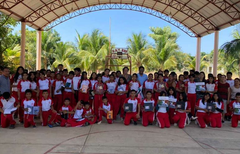 Continúa entrega de libros en la Costa Oaxaqueña
