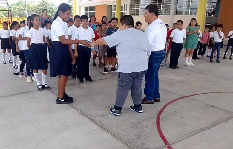 Entrega de libros en Primarias y Secundaria de la Col. Hidalgo, Matías Romero