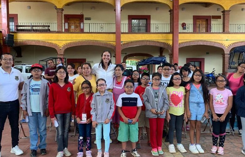 Entrega de lentes en primarias de Tlalixtac de Cabrera