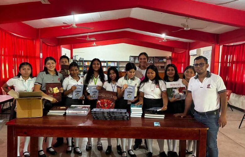 Entrega de libros en el COBAO No. 25 de Río Grande