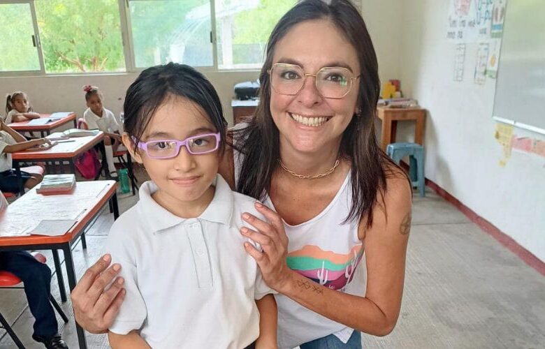 Entrega de lentes en Escuelas Primarias de Reforma de Pineda