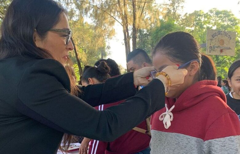 Entrega de lentes en la EST. No. 14 de Reyes Mantecón