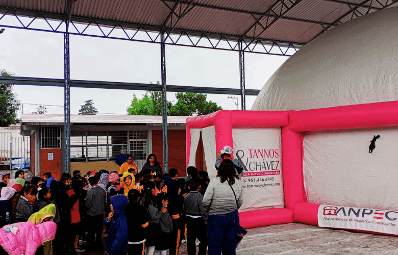 Cine domo llega a la primaria Ignacio Romero en Puebla