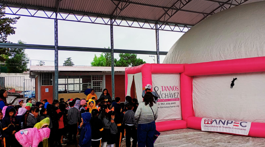 Cine domo llega a la primaria Ignacio Romero en Puebla