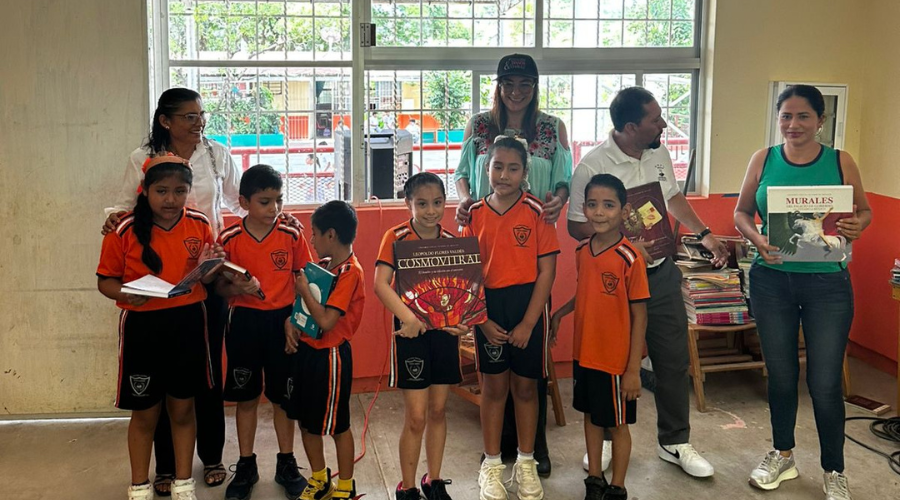 Libros donados a la primaria Justo Sierra en San Pedro Mixtepec