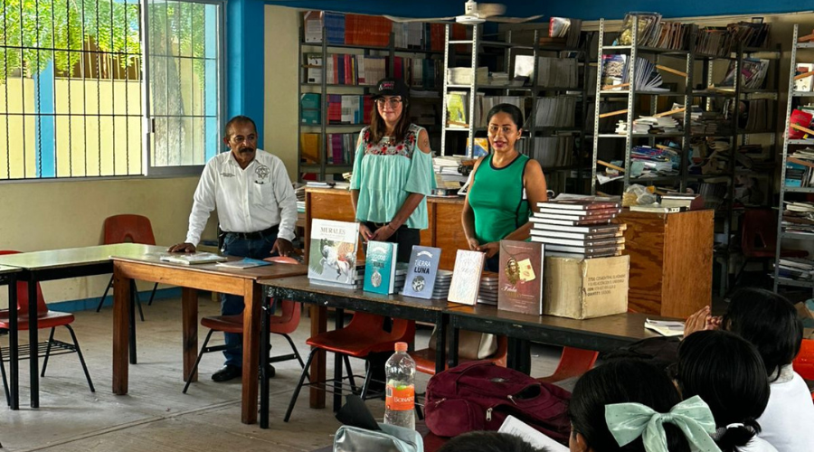 Escuela Secundaria No. 86 recibe donación de libros en Puerto Escondido