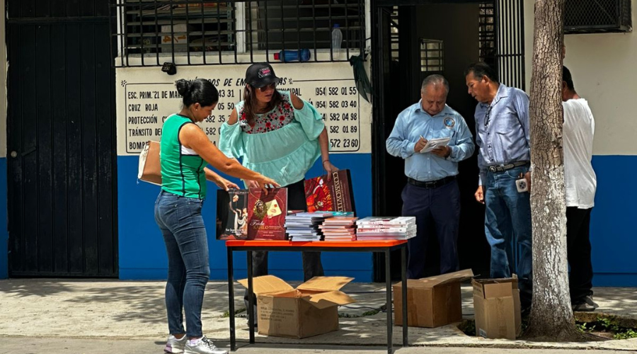 Primaria 21 de Marzo recibe donación de libros en Puerto Escondido