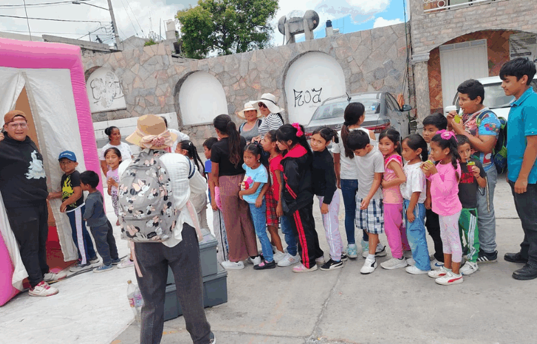 Cine domo ofrece funciones gratuitas en Santo Tomás Chautla
