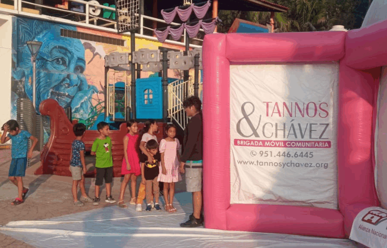 Cine domo lleva funciones gratuitas a Puerto Ángel, Oaxaca