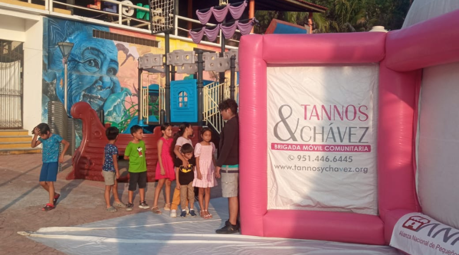 Cine domo lleva funciones gratuitas a Puerto Ángel, Oaxaca