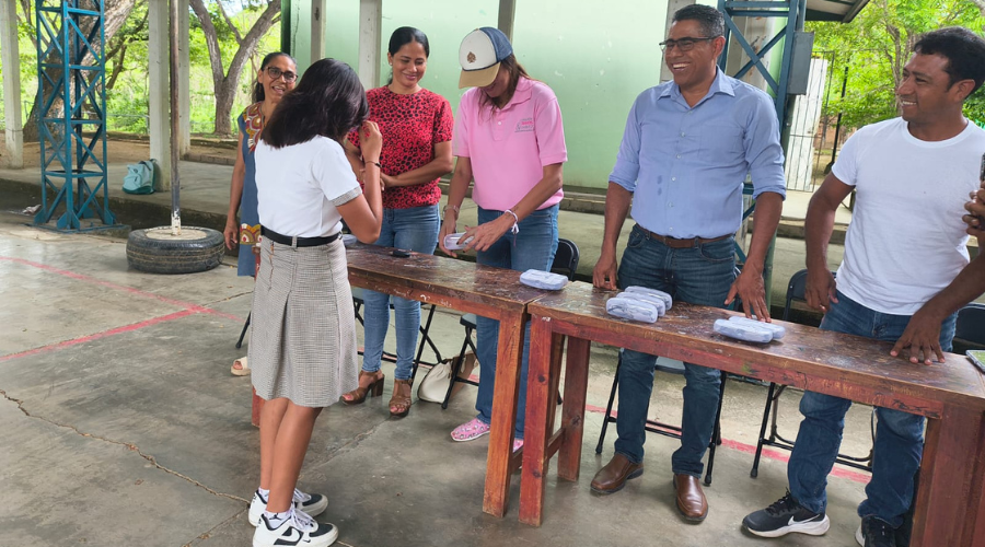Estudiantes de San Pedro Mixtepec reciben lentes graduados