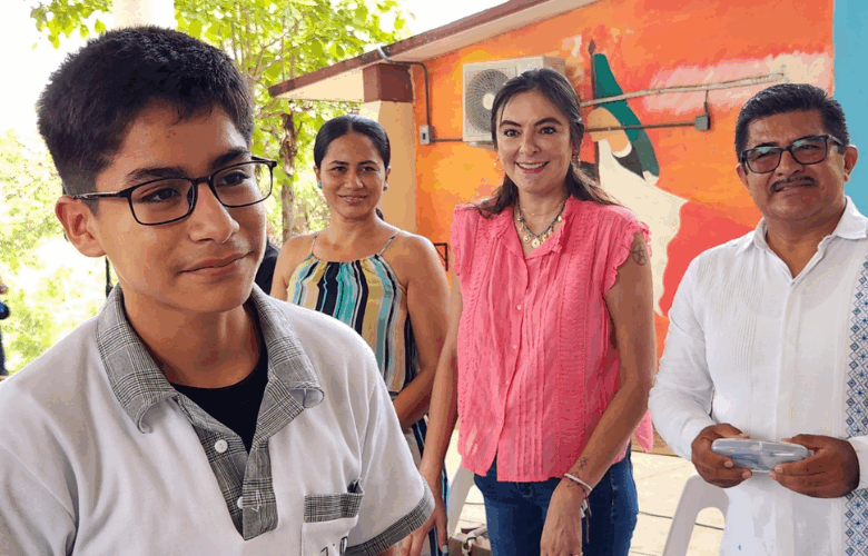 Estudiantes de Puerto Escondido reciben lentes para mejorar su visión