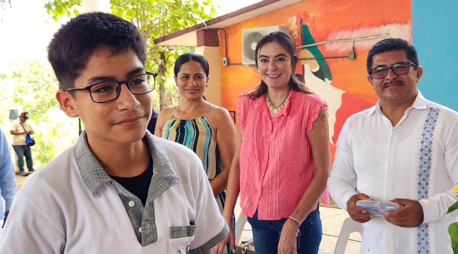 Estudiantes de Puerto Escondido reciben lentes para mejorar su visión