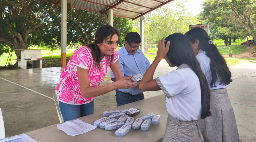 Alumnos de Jamiltepec reciben lentes graduados